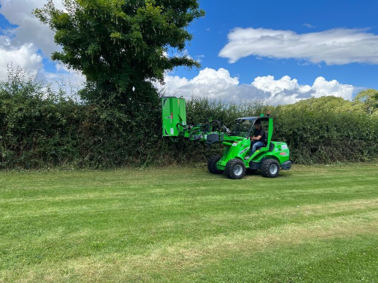 Paul Gibson's new Avant 755i equipped with the latest Avant hedge cutter attachment.