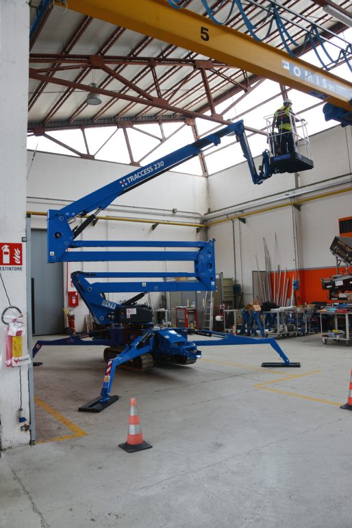 The fully electric TRACCESS 230 E access platform.